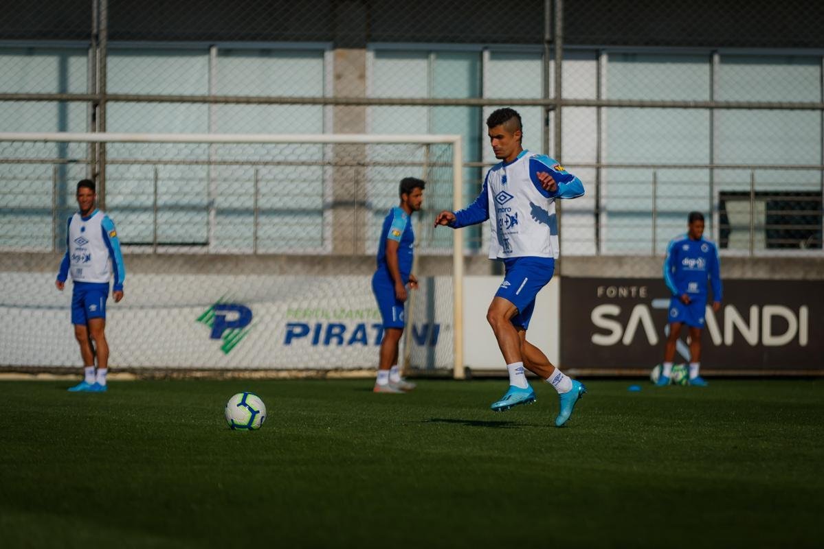 Cruzeiro treinou nesta tera-feira no CT do Grmio, em Porto Alegre, e concluiu a preparao para o duelo com o Internacional, no Beira-Rio, pela semifinal da Copa do Brasil. Time precisa de vitria por dois gols de diferena para ir  final. Se vencer por um gol de vantagem, a deciso ser nos pnaltis. Rogrio Ceni deve escalar o time com Fbio; Edilson, Ded (Fabrcio Bruno), Leo e Dod; Henrique e Robinho; Marquinhos Gabriel, Thiago Neves e David; Pedro Rocha.