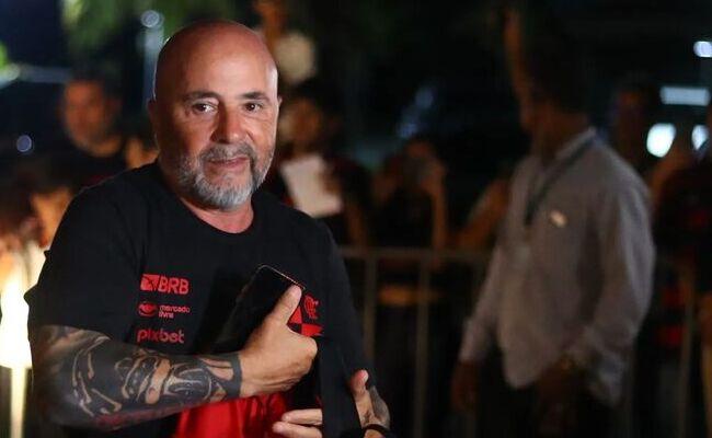 Jorge Sampaoli na chegada da delegao do Flamengo  Bahia