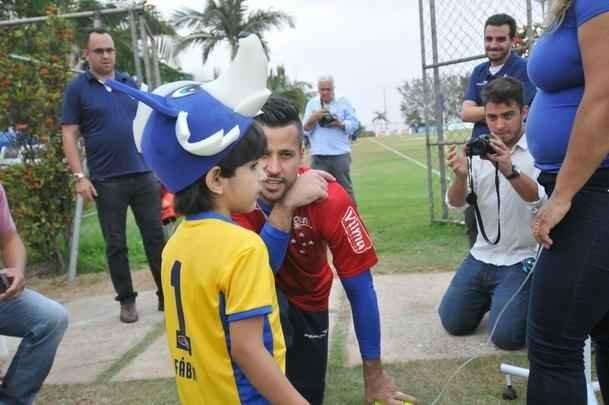 Matheus, que sofre de displasia neuronal no intestino, visitou Toca da Raposa II e recebeu ateno dos cruzeirenses