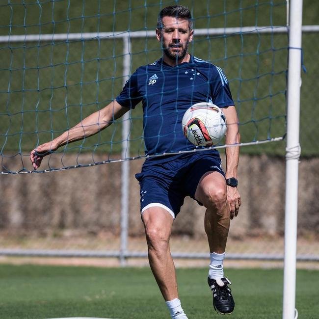 Fotos do treino do Cruzeiro nesta quinta-feira (4), na Toca da Raposa II, em Belo Horizonte. Time celeste enfrentar o Tombense no sbado, s 19h, no Mineiro, pela Srie B.