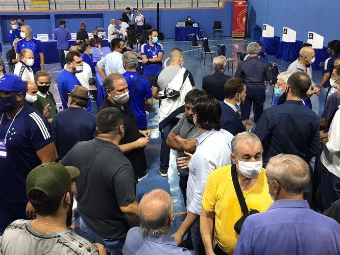 Conselheiros e associados do Cruzeiro durante votação de mudança do Estatuto do clube. Assembleia geral autorizou venda de até 90% das ações da SAF para investidores. Houve festa dos cruzeirenses no Parque Esportivo do Barro Preto, em BH, devido à possibilidade de chegada de recursos para tornar o futebol mais competitivo a partir de 2022.