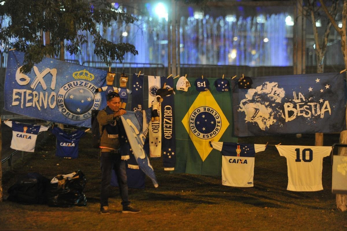 Torcida do Cruzeiro encarou frio e crise de abastecimento para apoiar o time contra o Palmeiras, no Mineiro