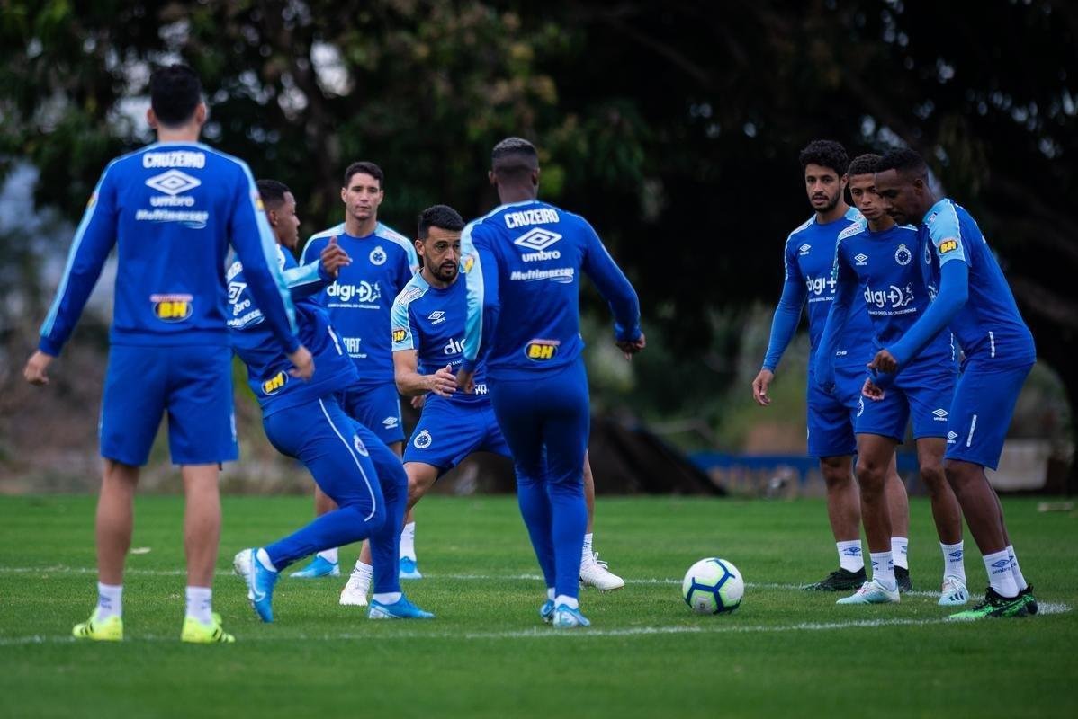 Fotos do treino do Cruzeiro na Toca da Raposa II. Time enfrenta o Internacional, nesta quarta-feira, s 21h30, no Mineiro, pela semifinal da Copa do Brasil. Mano Menezes pode apresentar novidades na escalao diante dos gachos.