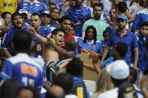 Tumulto gerado por briga entre membros de torcidas organizadas impediu festa do tricampeonato nacional