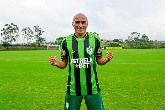 Fotos da apresentao do lateral-direito Nino Paraba no Amrica