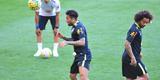 Seleo Brasileira fez, nesta tera  tarde, o seu primeiro treino no Mineiro, em Belo Horizonte, onde enfrentar a Argentina, na quinta, pelas Eliminatrias da Copa. O craque Neymar, do Barcelona, juntou-se ao grupo e trabalhou normalmente no gramado.