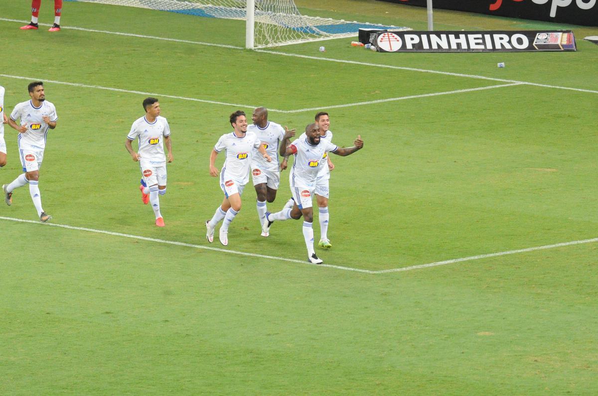 No segundo tempo, Manoel, de cabea, ampliou para o Cruzeiro: 3 a 0