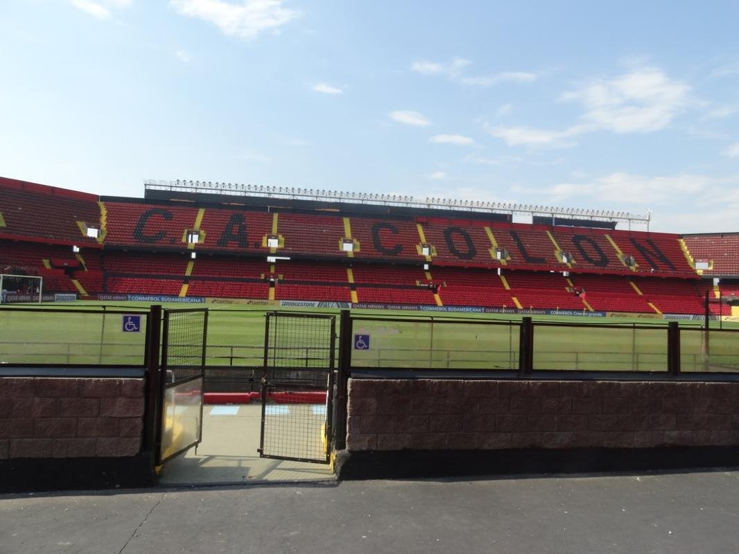 Construdo em 1946, o Cemitrio de Elefantes foi onde o Coln venceu o Santos de Pel, a Seleo Argentina, o Pearol, ento campeo mundial, e os poderosos River Plate e Boca Juniors