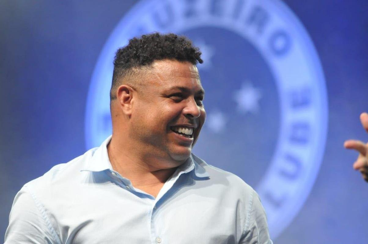 Ronaldo levou cruzeirenses de Conselheiro Lafaiete ao delrio ao participar da Caravana do Cruzeiro nesta quarta-feira (26). Fenmeno esteve acompanhado no palco de Pedro Loureno, patrocinador do clube, e ganhou msica nova produzida pelo rapper Das Quebradas