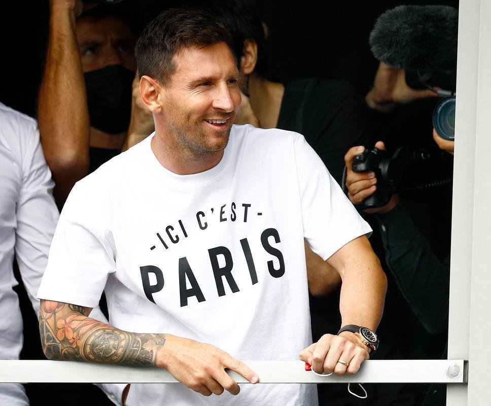 Messi chegou  Paris na manh desta tera-feira para defender o PSG