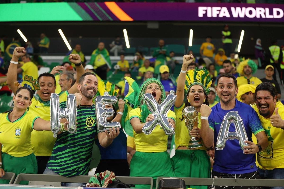 Fotos das torcidas de Brasil e Crocia no Estdio da Educao, em Al-Rayyan, no Catar, em duelo pelas quartas de final da Copa do Mundo