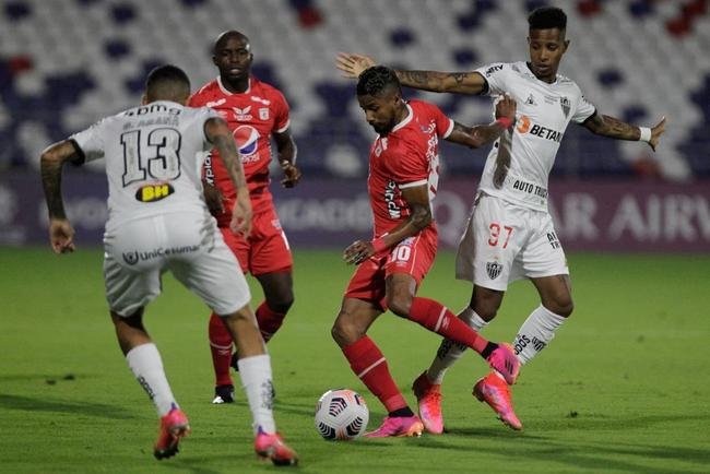 Jogo entre Amrica de Cli e Atltico, em Barranquilla, pela Copa Libertadores, teve diversas paralisaes devido aos efeitos do gs de pimenta nos atletas. Protestos do lado de fora do estdio, contra o governo, tiveram consequncias no gramado. 