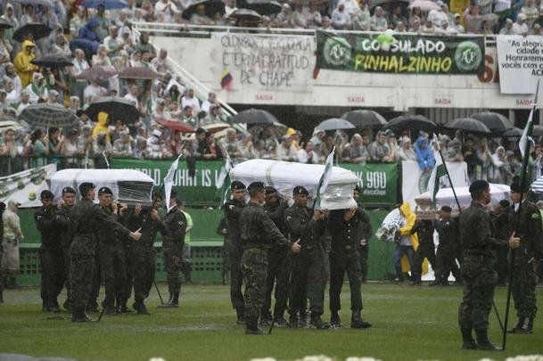 Emoção das famílias no velório dos heróis da Chapecoense