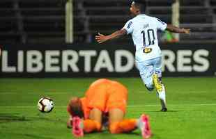 Cazares marcou o segundo gol do Atltico na vitria por 2 a 0 sobre o Defensor, em Montevidu