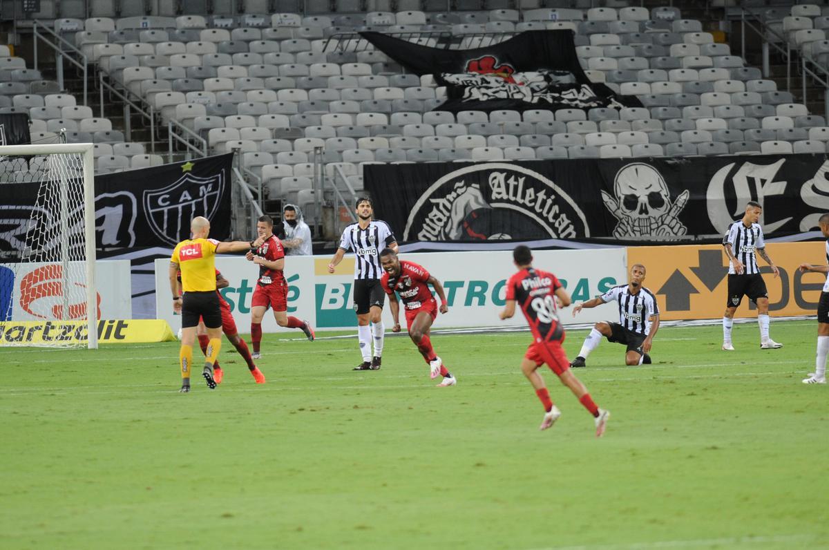 Em rpido contra-ataque, Niko  lanado na meia direita, conduz a bola at a entrada da rea e finaliza forte. A redonda desvia em Igor Rabello e mata o goleiro Everson: Athletico-PR 2 a 0