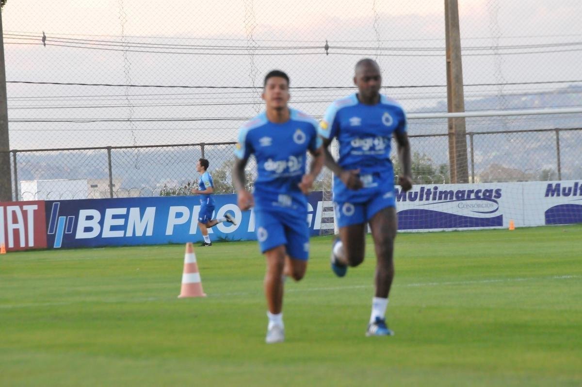 Cruzeiro iniciou sua intertemporada nesta segunda-feira na Toca da Raposa II. Tcnico Mano Menezes contou com elenco completo. Grupo agora comea preparao para decises com Atltico na Copa do Brasil, River Plate na Copa Libertadores e 29 rodadas restantes do Campeonato Brasileiro