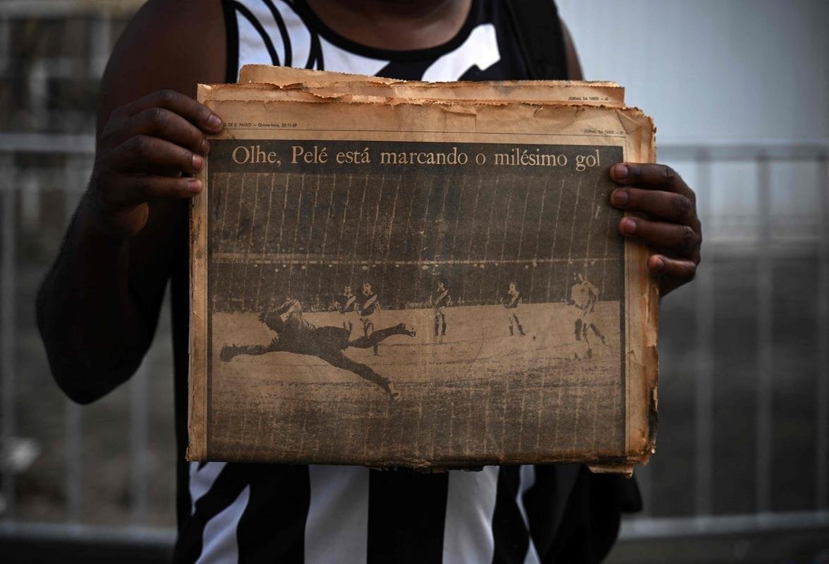 Os ltimos momentos do velrio de Pel, na Vila Belmiro, estdio do Santos. 