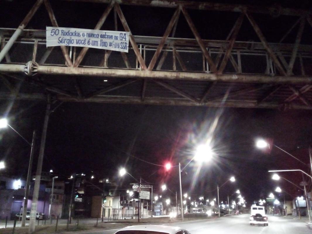 Faixas pedem a sada do presidente do Cruzeiro