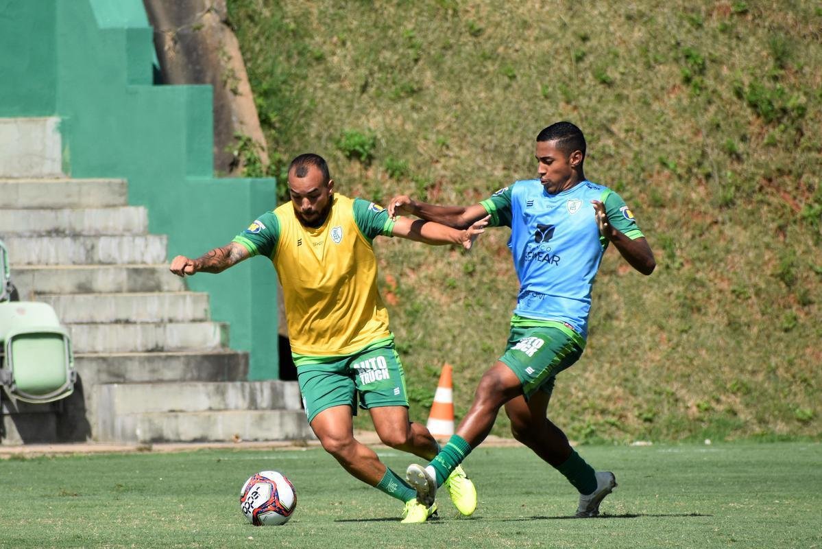 O Amrica segue com treinamentos intensivos voltados para a disputa do Campeonato Mineiro. No prximo sbado (27), o Coelho estreia no estadual diante do Boa Esporte, s 19h. A partida ser realizada no Independncia, em Belo Horizonte. A tendncia  que, neste primeiro compromisso, o tcnico Lisca utilize jogadores que tiveram menor minutagem na temporada 2020/21, alm de nomes promissores das categorias de base do clube.