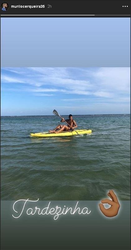 Zagueiro Murilo curte a praia
