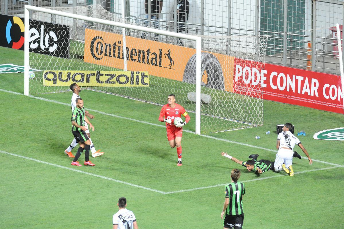 Rodolfo, de pnalti, marcou o terceiro gol do Amrica sobre a Ponte Preta