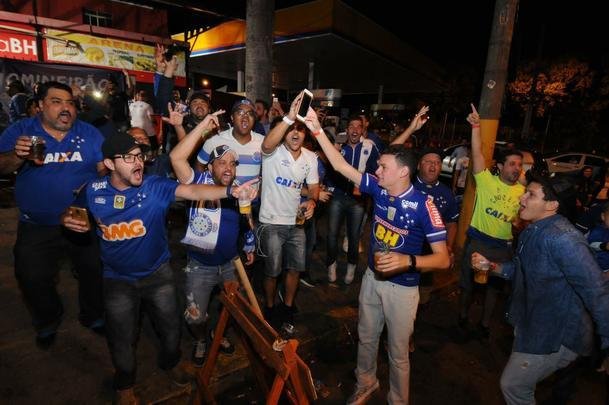 Torcedores do Cruzeiro iniciam viglia de 24 horas para aguardar final da Copa do Brasil, contra o Flamengo, no Mineiro. Esforo pelo sonho do pentacampeonato nacional.