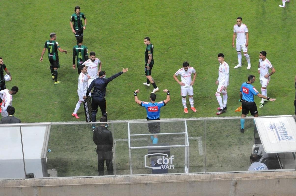 Rodrigo Dourado empatou o jogo para o Internacional no segundo tempo