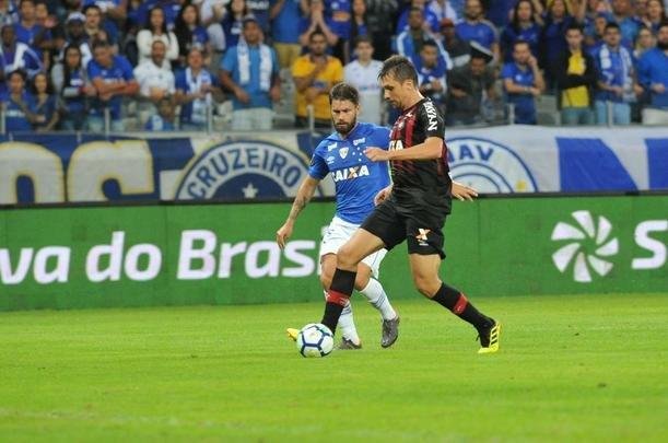 Lances do primeiro tempo do duelo entre Cruzeiro e Atltico, no Mineiro, pelas oitavas de final da Copa do Brasil
