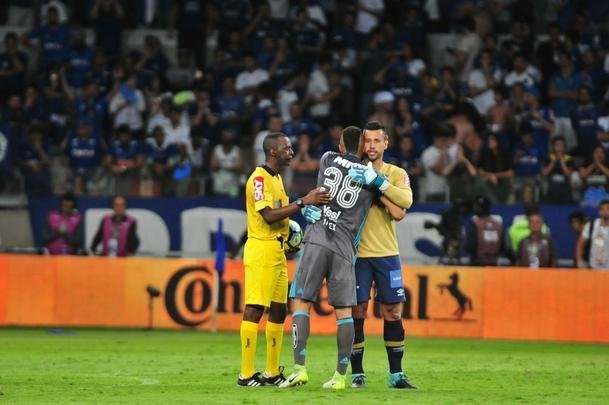 Depois da vitria por 5 a 3 nos pnaltis, que teve Fbio como heri, jogadores e comisso tcnica comemoraram muito no gramado do Mineiro. Capito Henrique ergueu a taa do penta no Gigante