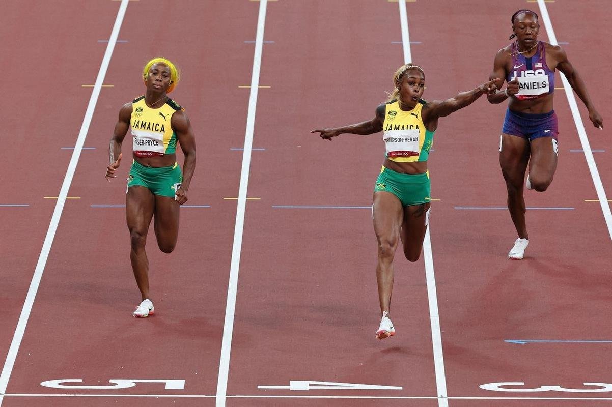 Fotos espetaculares da vitria da jamaicana Elaine Thompson-Herah nos 100m rasos dos Jogos Olmpicos de Tquio com o tempo de 10s61. A velocista quebrou o recorde olmpico e comandou o pdio jamaicano ao lado de Ann Fraser-Pryce, prata, e Shericka Jackson, bronze.