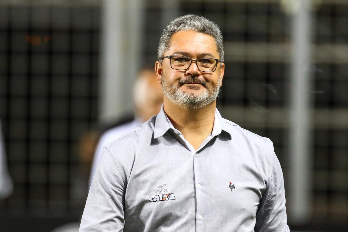 SETEMBRO: o tcnico Rogrio Micale durou apenas dois meses no cargo. As eliminaes na Copa do Brasil e na Libertadores pesaram. O momento irregular do time no Campeonato Brasileiro acentuou as crticas ao trabalho do jovem treinador, que no resistiu  derrota por 3 a 1 para o Vitria, no Independncia, pela 25 rodada da competio. Micale comandou o Atltico em 12 jogos. Foram quatro vitrias, trs empates e cinco derrotas.