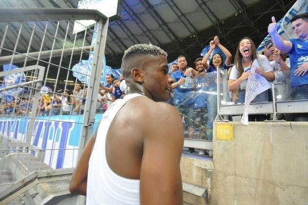 Lateral-direito Orejuela deu camisa a torcedora do Cruzeiro depois de vitria sobre o Santos, por 2 a 0, no Mineiro, pela 15 rodada do Campeonato Brasileiro. Rafaela Soares levou cartaz ao estdio pedindo uniforme do colombiano como presente de aniversrio.