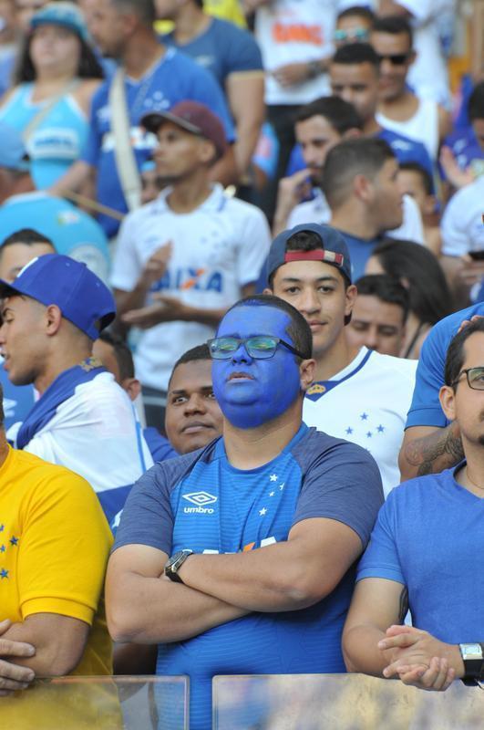 Imagens das torcidas de Cruzeiro e So Paulo no Mineiro