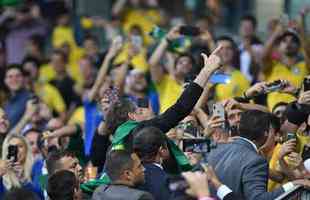 Durante o intervalo do jogo, Bolsonaro desceu ao gramado, foi vaiado e tambm recebeu aplausos