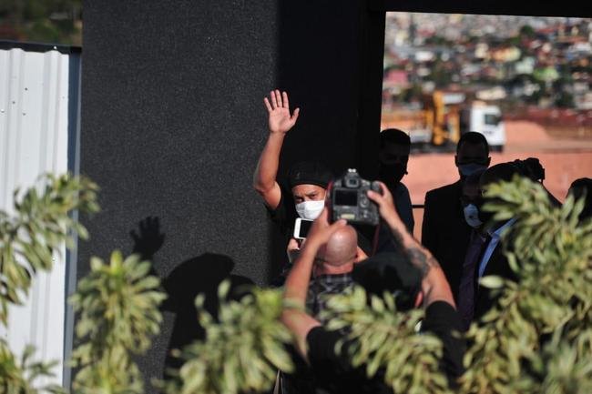 Fotos da visita do dolo atleticano Ronaldinho Gacho s obras de construo da Arena MRV, estdio do Atltico, em Belo Horizonte. Dentro de Centro de Experincias criado pelo clube, ex-craque tirou fotos com dirigentes e funcionrios. Do lado de fora, ele foi vaiado e xingado ao sair por no ter parado para saudar os fs que o aguardavam debaixo de sol forte.