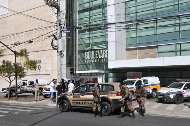 Manifestao de torcedores no Boulevard Corporate Tower, onde funciona a sede do Cruzeiro