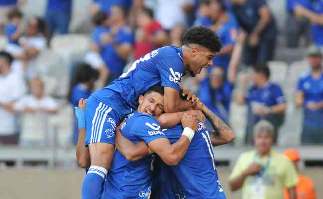 Jogadores do Cruzeiro celebrando gol marcado pelo volante Adriano, contra o Novorizontino, pela Série B do Campeonato Brasileiro