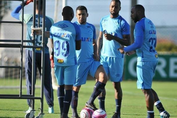 Jogadores do Cruzeiro durante treino desta sexta-feira na Toca da Raposa II
