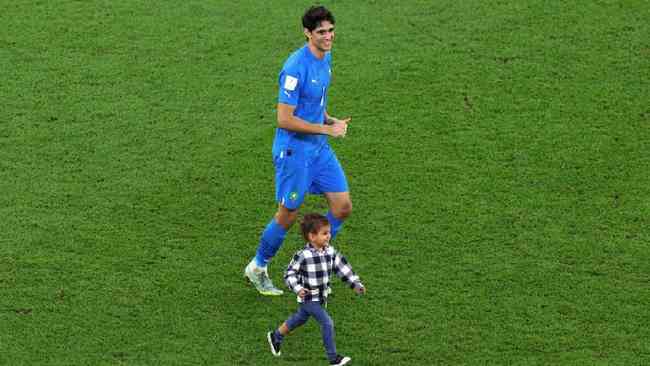 Yassine Bounou comemora com filho vitria do time por 1 a 0 aps partida entre Marrocos e Portugal