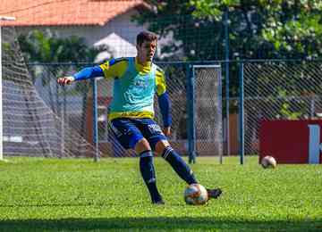 Matheus Vieira chegou à Raposa em abril de 2021 e assinou até dezembro de 2022, porém oficializou a saída da base cruzeirense 14 meses depois de ser contratado