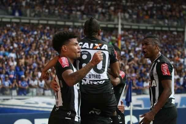 Jogadores do Atltico comemoram o gol de Clayton sobre o Cruzeiro