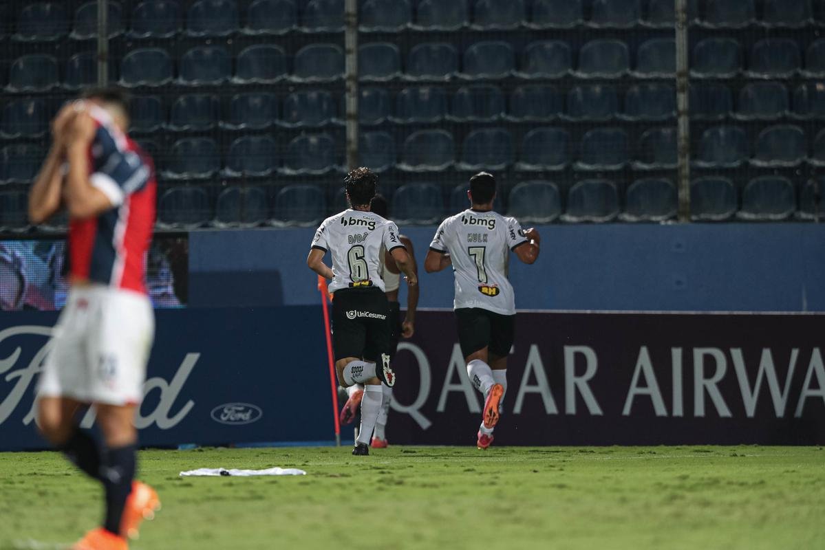 Atltico venceu o Cerro Porteo, em Assuno, com um gol de Keno, nos acrscimos do segundo tempo