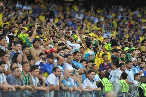 Fotos das torcidas de Brasil e Argentina, no Mineiro, no clssico vlido pela semifinal da Copa Amrica