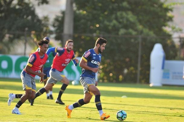 Cruzeiro teve volta de argentino, e Mano Menezes esboou equipe titular para pegar o Sport