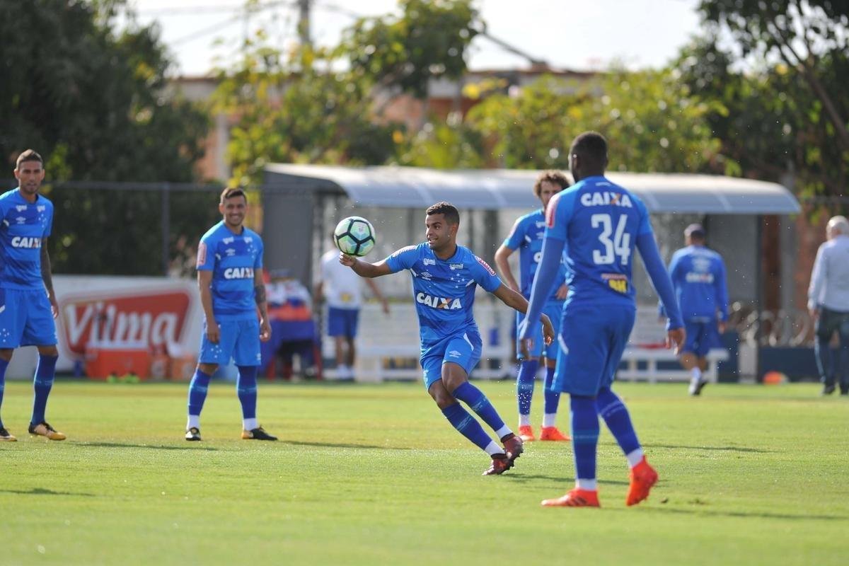 Jogadores do Cruzeiro trabalharam em tom descontrado na Toca da Raposa antes de final com Flamengo