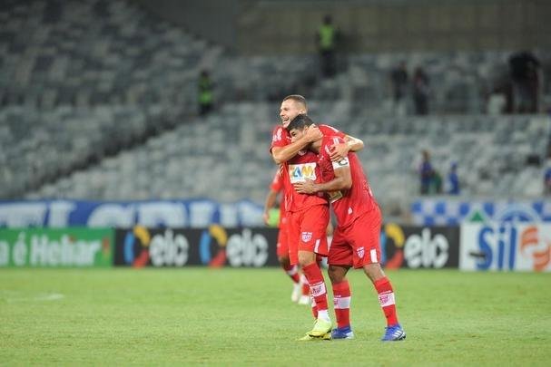 Revs por 2 a 0 para o CRB frustrou torcida do Cruzeiro no Mineiro