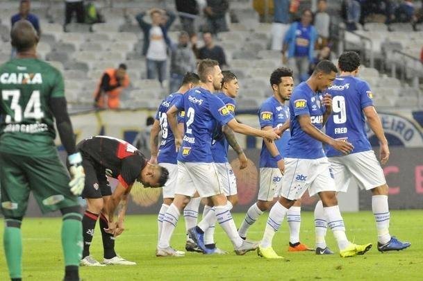 No segundo tempo, Fred marcou duas vezes e ampliou vantagem do Cruzeiro para 3 a 0