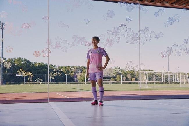 O uniforme away do Jap�o segue a cor rosa do nascer do sol que pode ser visto do Monte Fuji 