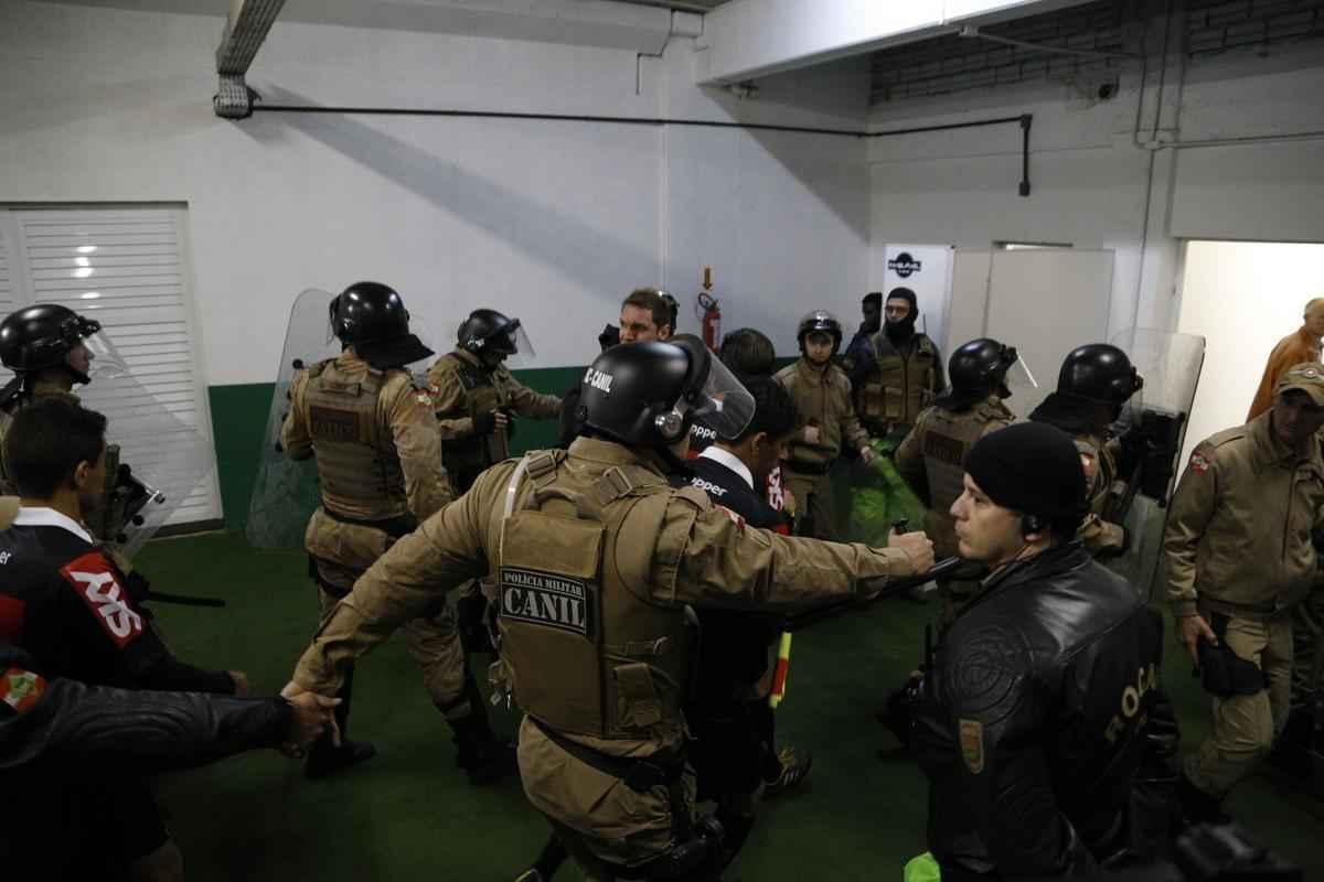 Confuso entre jogadores de Chapecoense e Cruzeiro foi generalizada aps jogo na Arena Cond