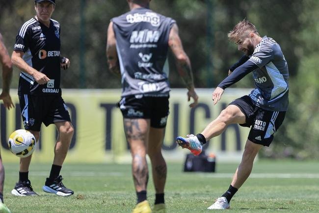 Fotos do treino do Atltico nesta quarta-feira (12/10), na Cidade do Galo. Em recuperao de um incmodo na panturrilha esquerda, Hulk fez funcional no campo e ainda  dvida para o confronto contra o Flamengo, no sbado, s 20h30, no Maracan, pelo Brasileiro